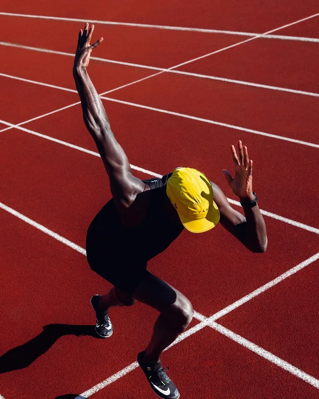 Velocista largando na pista de atletismo