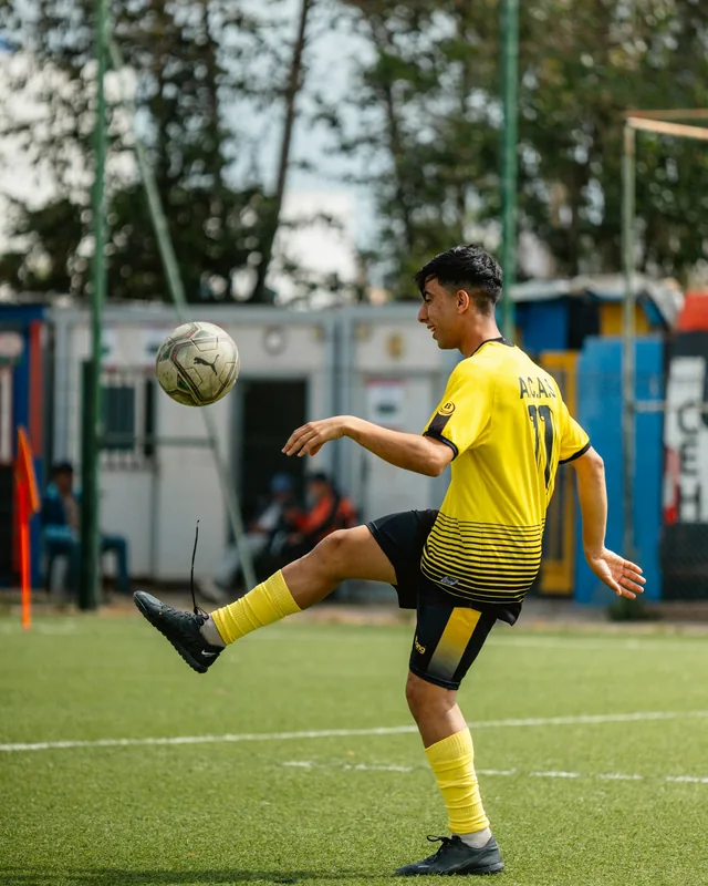 Jogador de futebol dominando a bola