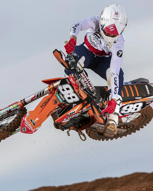 Piloto de motocross saltando